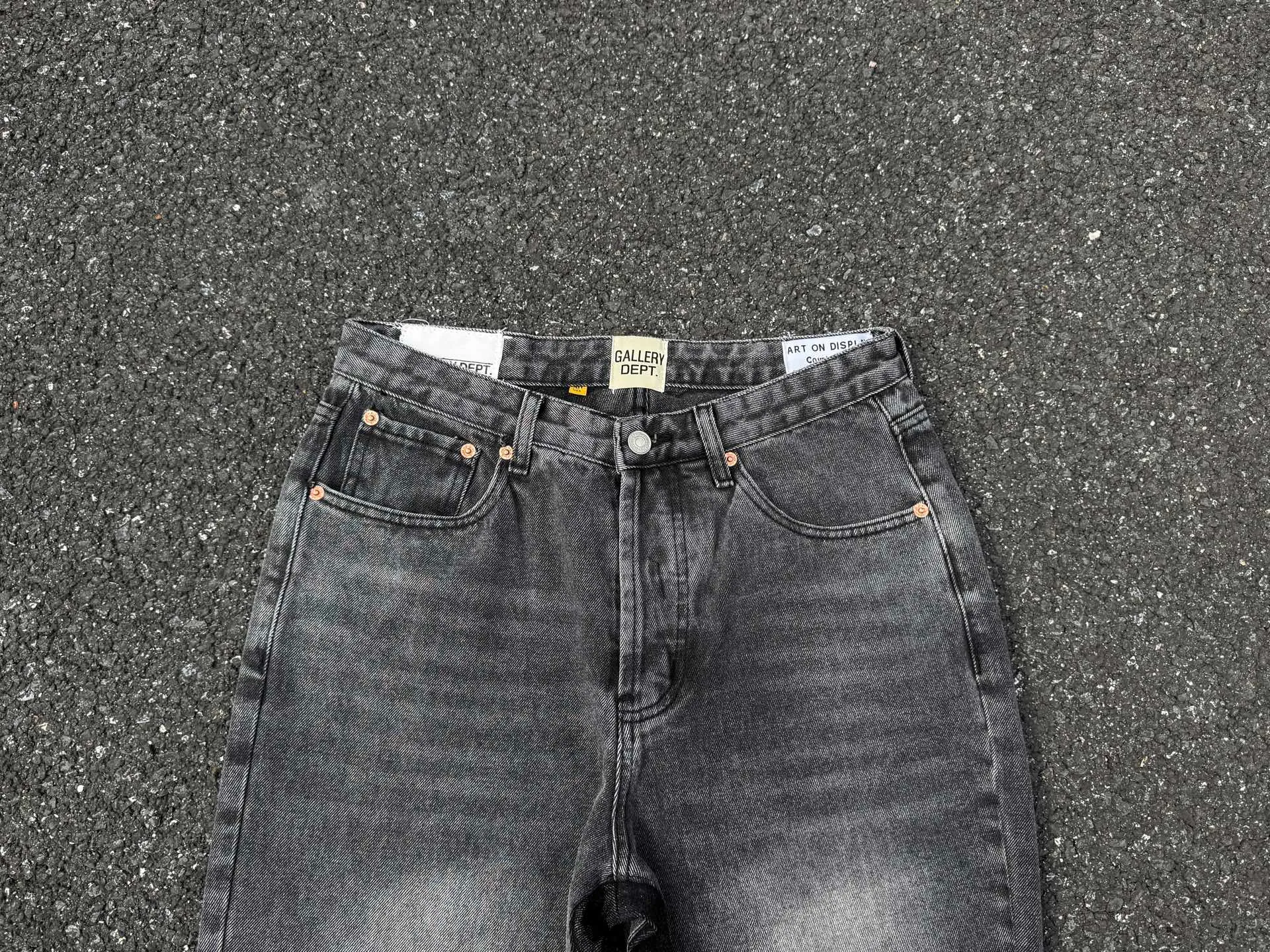 P246💰G990 GALLERY DEPT Denim Flared Jeans Washed and Distressed Spliced ​​Jeans Denim Washing Factory. During this process, the owner of the washing factory helped introduce a boss who once worked for Levi OEM and started his own business. This also paved the way for the following styles. Therefore, Levi's remodeled single product for the base plate is really familiar. Whether it is the fabrics supplied or the lathes used in production, there is nothing to choose from. -Color: Black -Size: S-XXL (corresponding to 28-36)